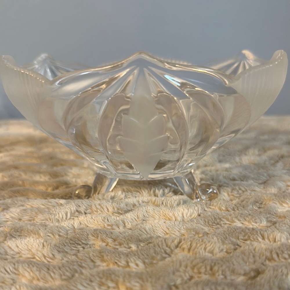 Elegant Clear Glass Leaf Design Bowl